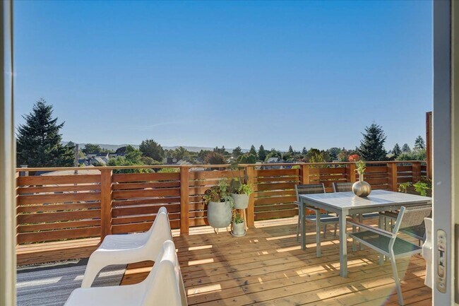 Building Photo - $500 off first month's rent! Spacious, light-filled 4-bdrm/3.5-bath home w/ roof deck