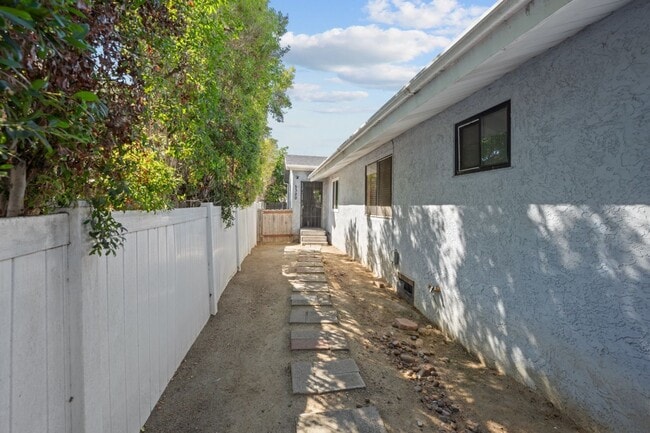 Building Photo - Private turfed yard!