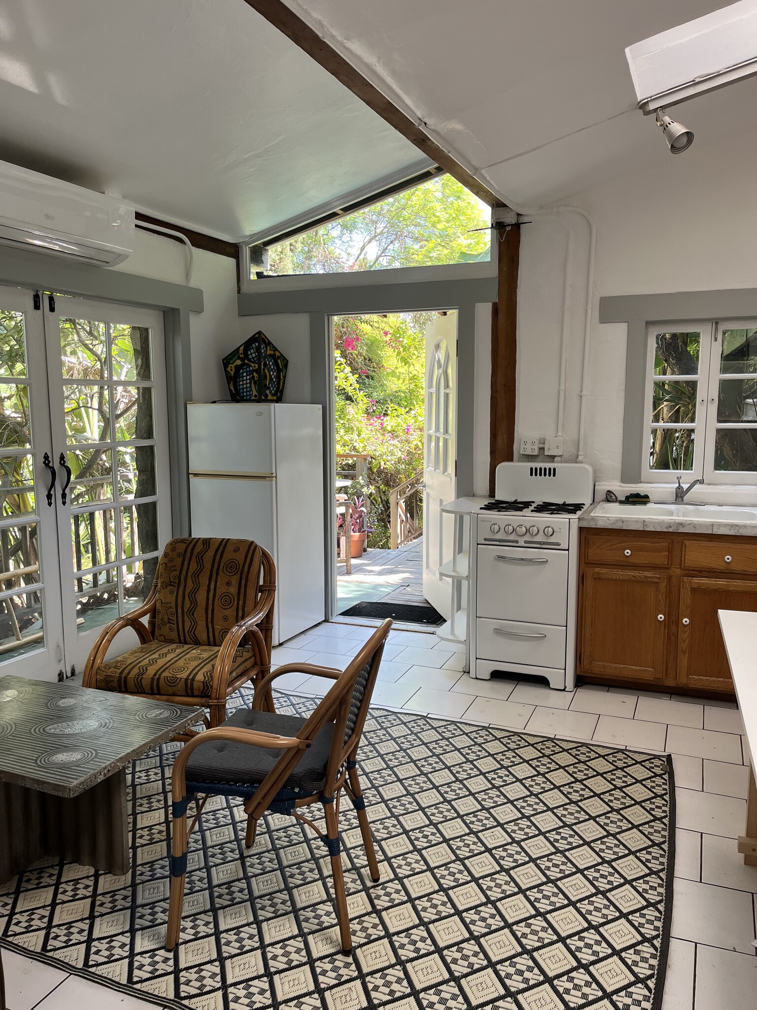 Building Photo - 3534 Fernwood Ave