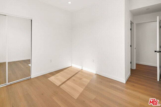 Building Photo - 1733 S New Hampshire Ave