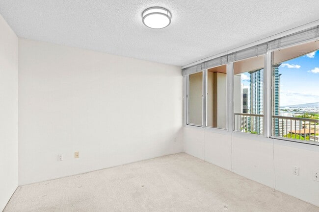 Building Photo - Beautiful Honolulu views from this bright ...