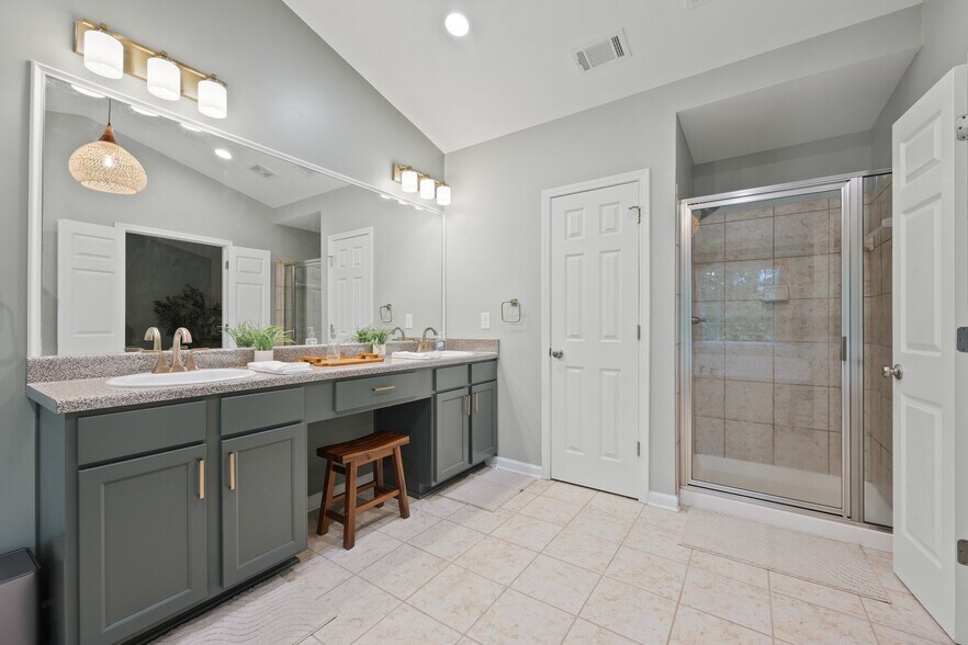 Building Photo - 13581 Weycroft Cir