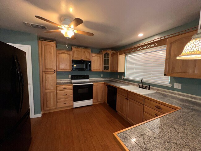 Building Photo - 45221 Big Oak Ln