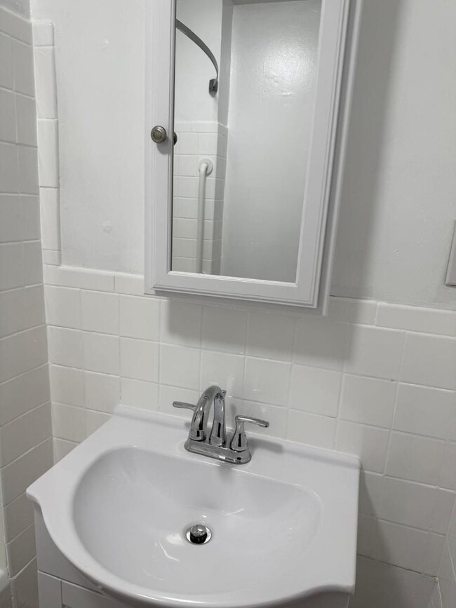 Building Photo - 932 E Market St