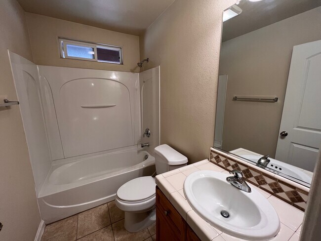 Building Photo - 415 Hetherington Cir