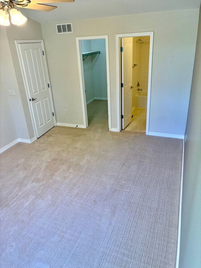Building Photo - Beautiful and Spacious 3 Bed, 3.5 Bath Townhome in SE Fort Collins. Detached 1 Car Garage. Water/...