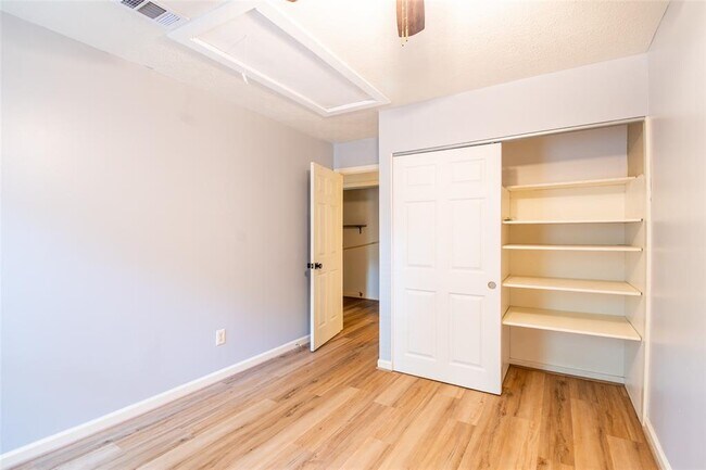 Building Photo - 2717 S Millbend Dr