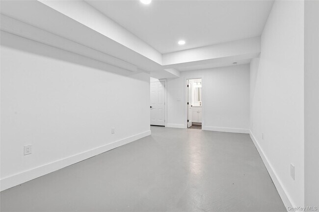 Building Photo - 10 Sagamore Rd