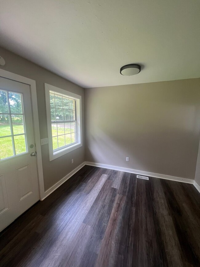 Building Photo - Charming Home in Ideal Location!