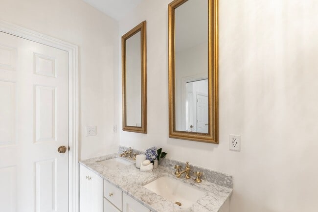 Building Photo - Luxury Furnished Home