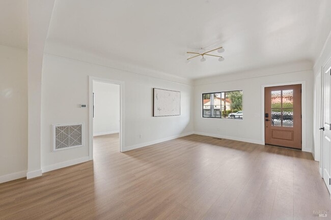 Building Photo - 735 Hunt Ave