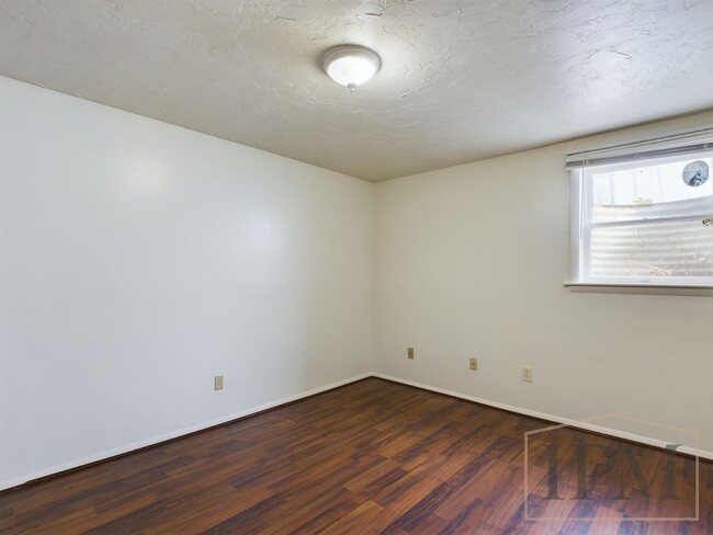 Building Photo - Recently Renovated Cozy 2 bedroom Apartmen...