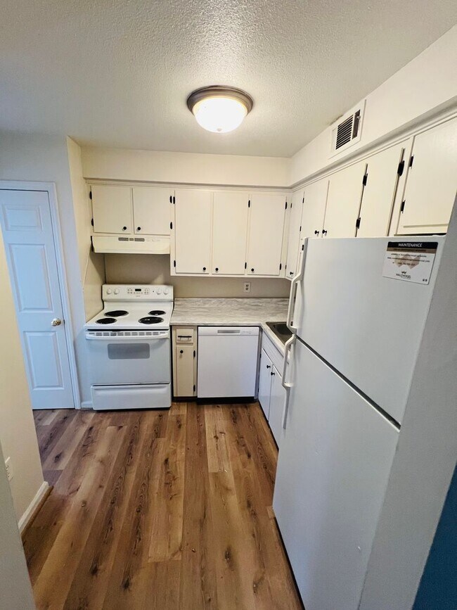 Building Photo - Large 2BR/1.5 bath apartment!