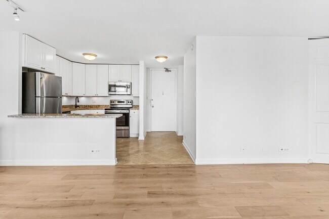 Building Photo - 111 E Chestnut St