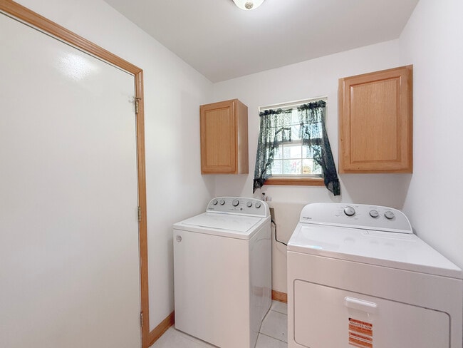 Building Photo - 1278 Knolls Ave S