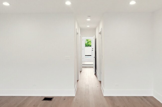 Building Photo - 6227 S Ellis Ave