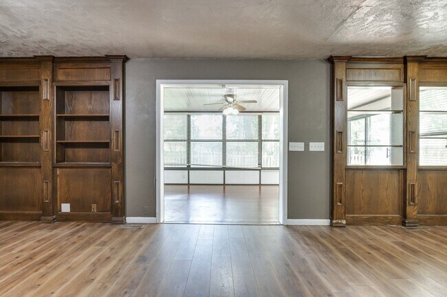 Building Photo - Spacious mid-century ranch home in Clegern
