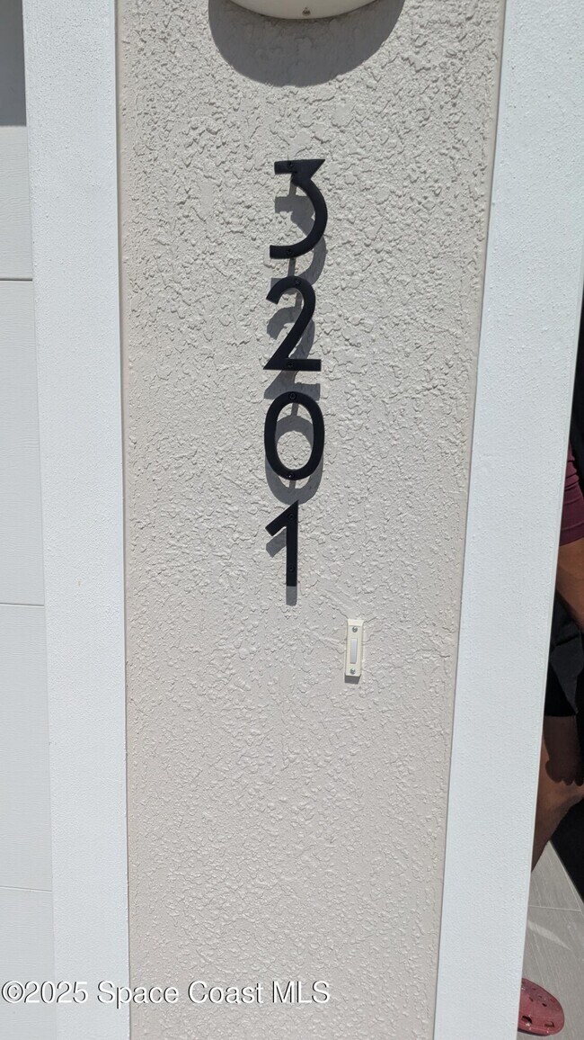 Building Photo - 1635 Par St NE