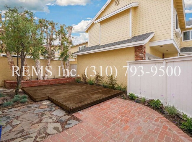 Building Photo - Beautiful Front Townhome w/ Garage and Lau...