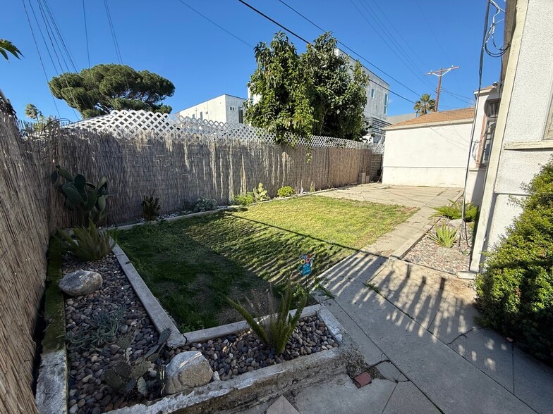 Building Photo - 6627 Farmdale Ave