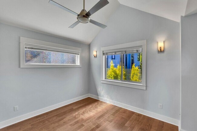Building Photo - Spacious 3 Bed 2.5 Bath Townhome with Views and Two Parking Spaces – First Hill/Capitol Hill