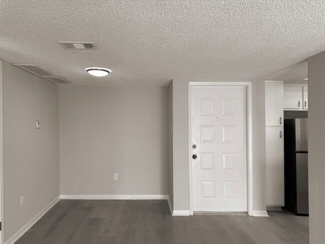 Building Photo - 2816 S Bartell Dr