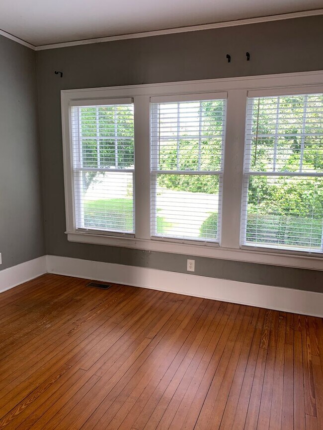 Building Photo - Beautiful Historic 3 Bedroom 2 Bath House on Colonial Drive