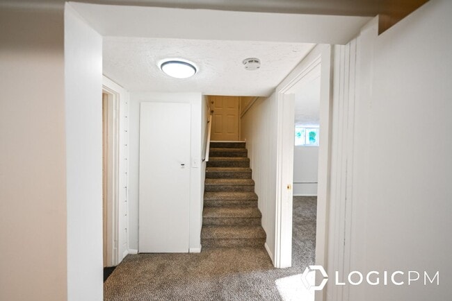 Building Photo - Newly Remodeled Home in Excellent Location!