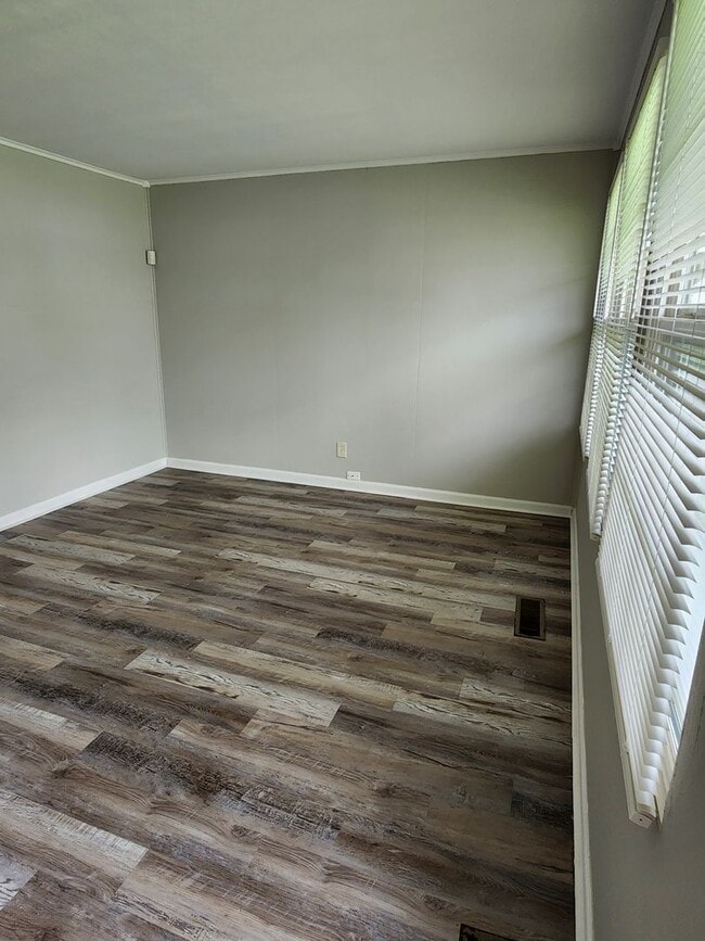 Building Photo - 3 Bedroom Home