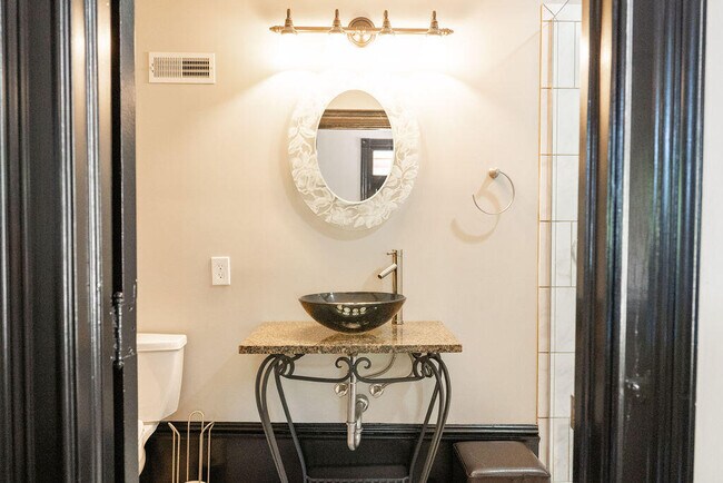 Building Photo - 275 S Limestone