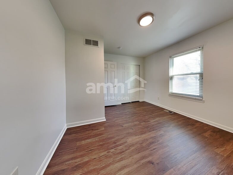 Building Photo - 8400 Woodcreek Dr