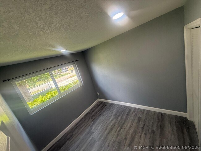 Building Photo - 630 E Dayton Cir