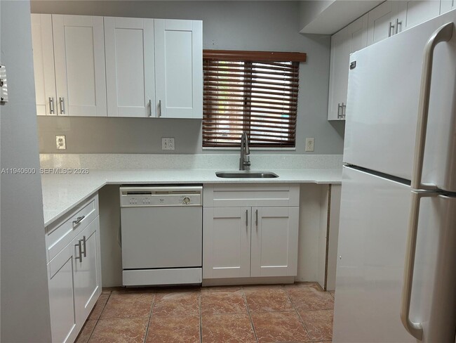 Building Photo - 6225 SW Kendale Lakes Cir