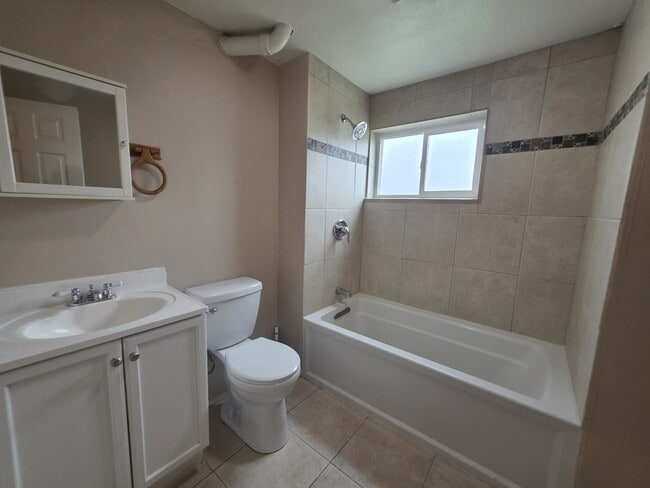 Building Photo - 360 Belaire Cir