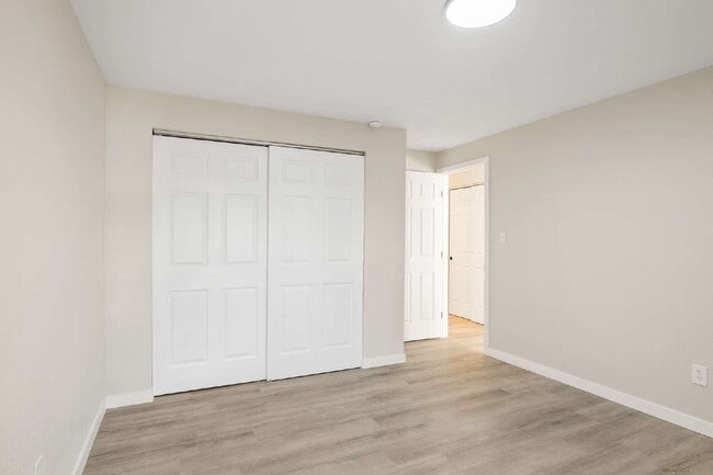 Building Photo - Updated 2 Bedroom Upstairs Apartment