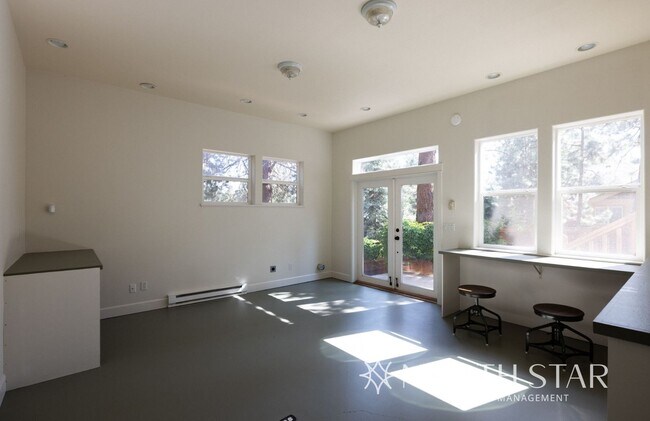 Building Photo - Spacious Bend 3 bed/2 bath Residence w/ Of...