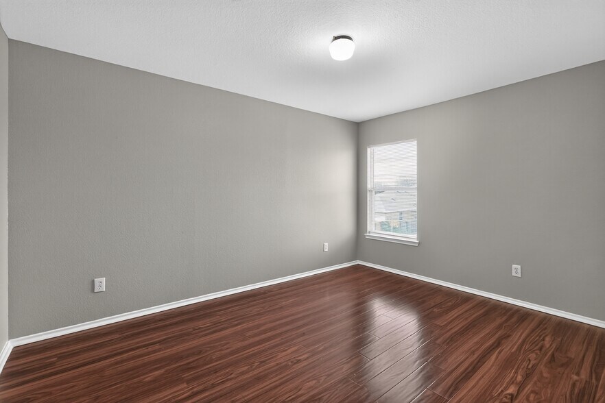 Building Photo - 217 Pinewood Trl