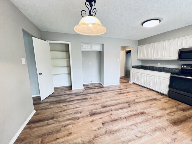 Building Photo - 2102 Richwood Dr