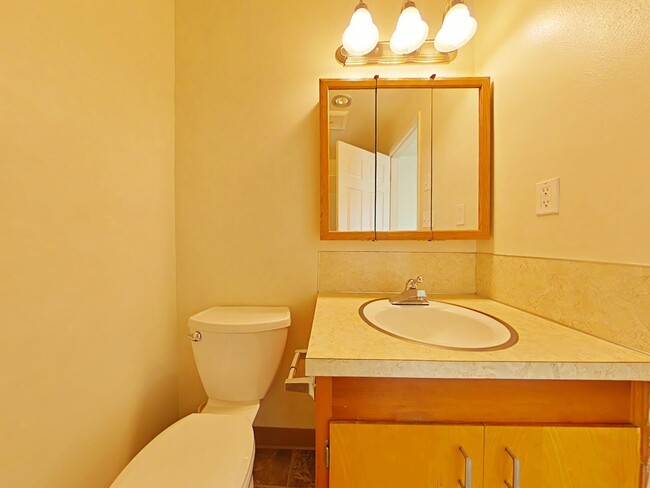 Building Photo - 1 Bedroom Apartment ~ Close to Campus ~ Ca...
