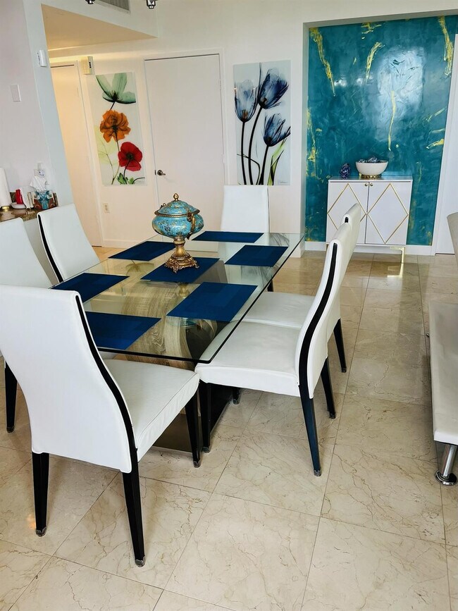 Building Photo - 16275 Collins Ave