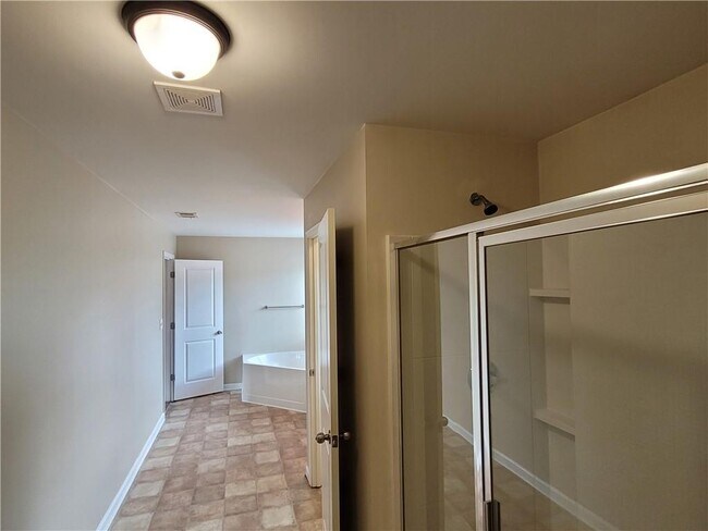 Building Photo - 6010 Stonebrook Ln