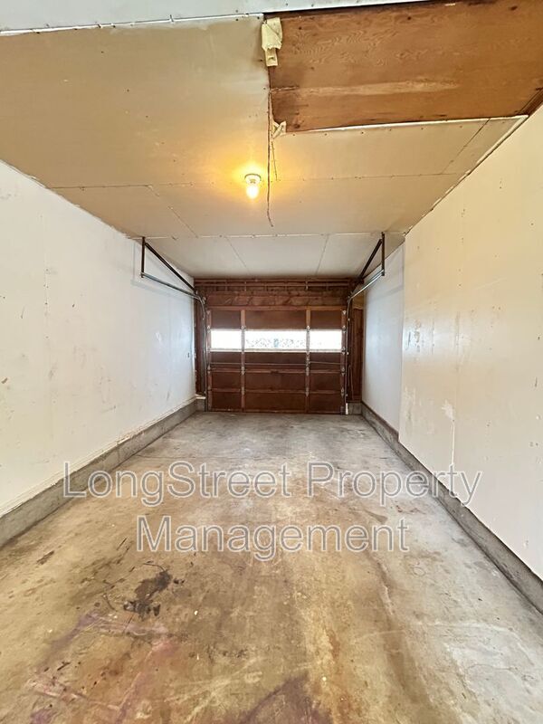 Building Photo - 324 NE Conifer Blvd