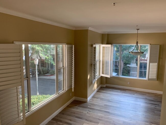 Building Photo - Remodeled Tustin Townhome 2B/3B