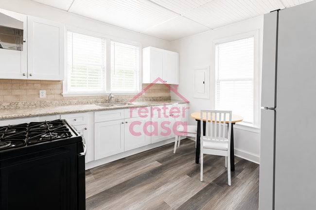 Building Photo - THE CUSTER| Atlanta home just a 4-minute walk to the bus stop at Willingham Dr @ Colville Ave, of...