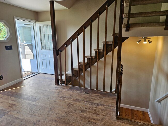Building Photo - Updated Fort Collins Townhouse with Garage, Private Balcony & Central Location!
