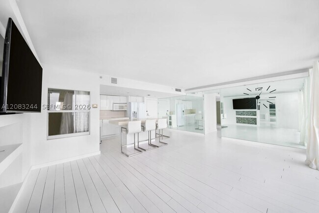 Building Photo - 7601 E Treasure Dr