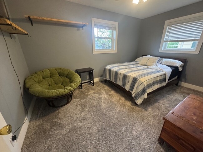 Building Photo - 303 E Broadmoor St