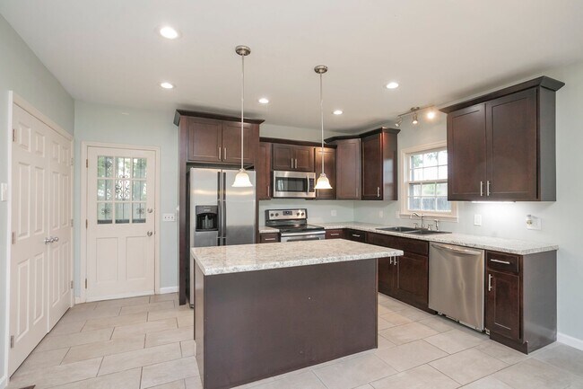 Building Photo - Lovely Home in Old Hickory
