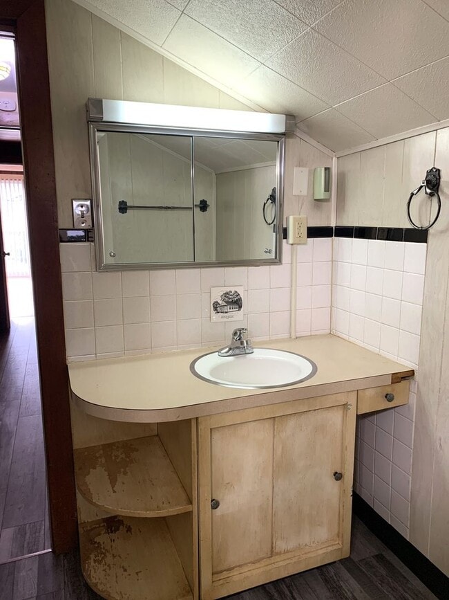 Building Photo - Charming single-family home just a short w...