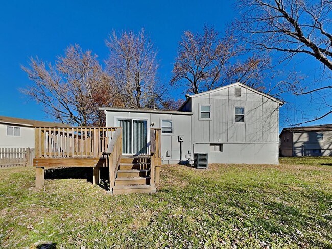 Building Photo - Charming 3-Bed Home in Lees Summit with Garage